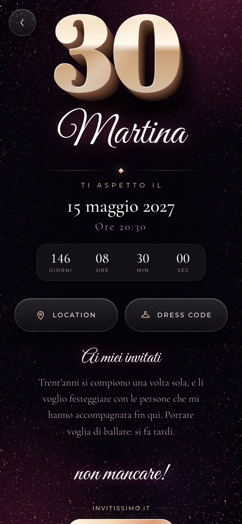 Invito digitale animato per un compleanno, tema Noir Glitter: la pagina aperta sul telefono, coi nomi, la data e il conto alla rovescia.